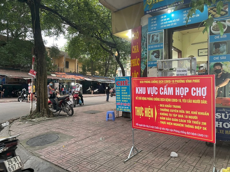 Chùm ảnh: Quận Ba Đình giải tỏa chợ tạm, chợ cóc để phòng chống dịch Covid-19 - Ảnh 5