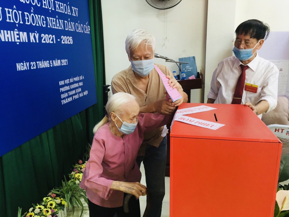 Chùm ảnh: Những cử tri đặc biệt tham gia bầu cử tại quận Thanh Xuân - Ảnh 5