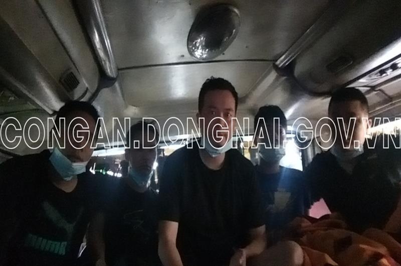 Đồng Nai: Phát hiện 5 người Trung Quốc trốn trong thùng carton trên xe khách, nhập cảnh vào Việt Nam - Ảnh 2