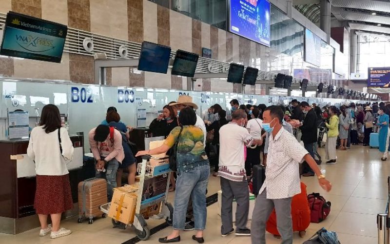 Cận cảnh Sân bay Nội Bài trong cao điểm ngày đầu nghỉ lễ - Ảnh 6