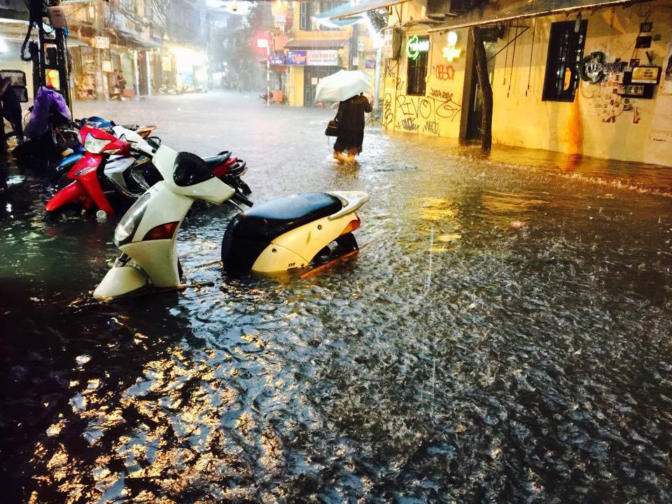 Hà Nội mưa lớn, người dân chật vật trên phố ngập sâu - Ảnh 5