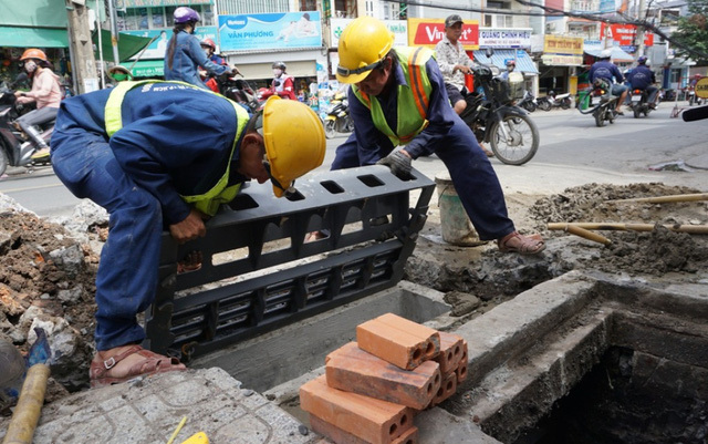 TP Hồ Chí Minh lắp thí điểm hơn 300 miệng hố ga thông minh - Ảnh 2