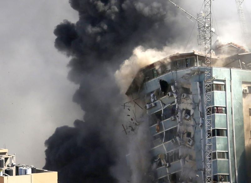 "Sốc và kinh hoàng" - hãng AP miêu tả giây phút Israel không kích tòa nhà trụ sở ở Gaza - Ảnh 1