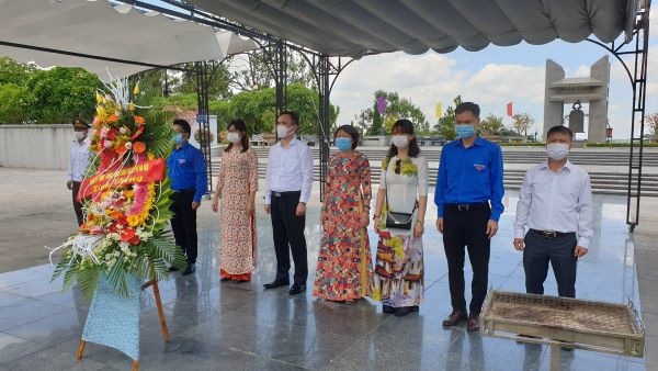 Đoàn đại biểu TP Hà Nội thăm viếng nghĩa trang liệt sĩ ở Quảng Trị, Hà Giang, Điện Biên - Ảnh 1