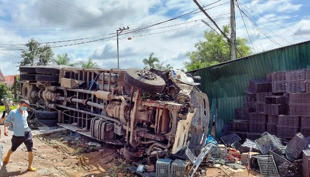 Tai nạn giao thông mới nhất hôm nay 6/6: Tai nạn thảm khốc trên đường Hồ Chí Minh, 2 người chết, 4 người bị thương - Ảnh 1