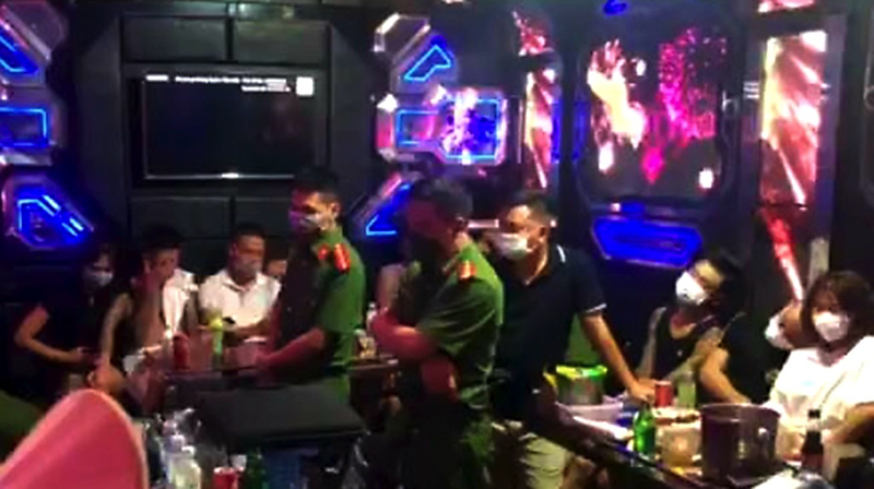 Thái Bình: Phát hiện 27 dân chơi ''bay lắc'' trong quán karaoke - Ảnh 1