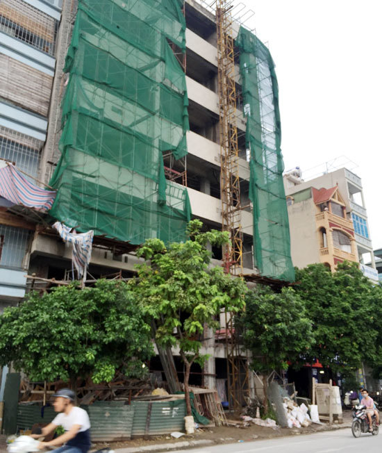 Cần xử lý nghiêm việc chiếm dụng vỉa hè xây dựng công trình ở phường Mộ Lao - Ảnh 3