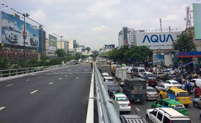 Xây thêm 2 cầu vượt  nhưng cửa ngõ vào sân bay Tân Sơn Nhất vẫn kẹt cứng - Ảnh 1