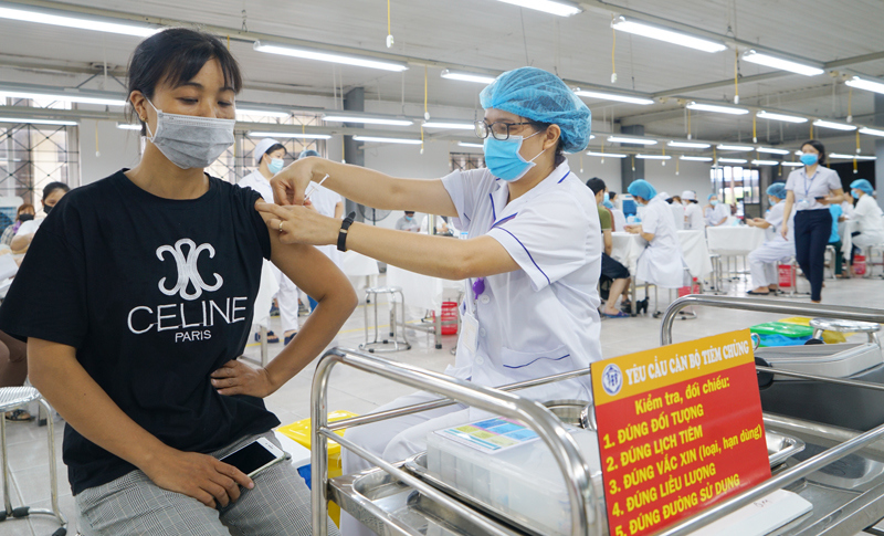 Hà Nội: Hàng nghìn công nhân khu công nghiệp Quang Minh được tiêm vaccine Covid-19 - Ảnh 9