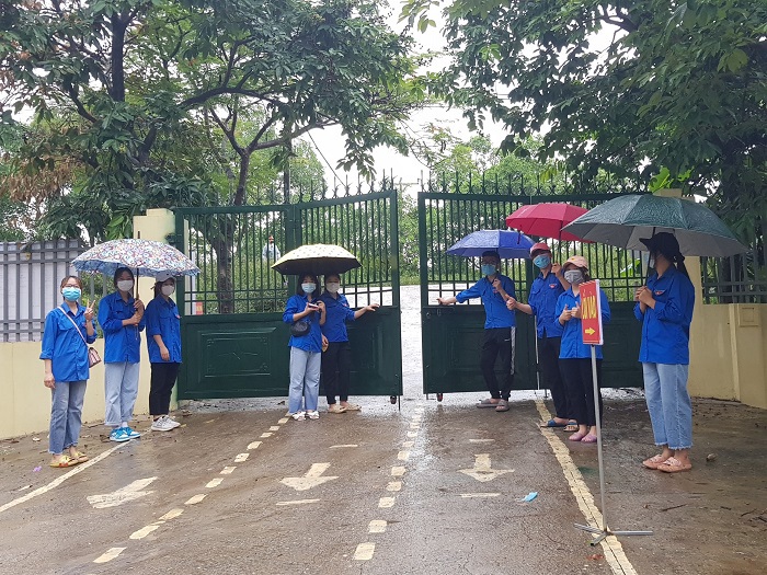 Đoàn Thanh niên Quốc Oai đội mưa tiếp sức thí sinh thi vào lớp 10 THPT - Ảnh 5