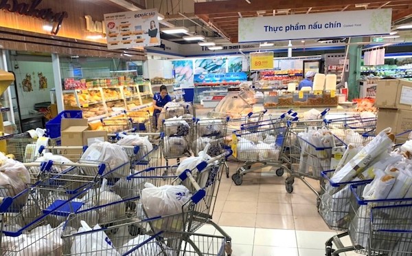 Ngày đầu giãn cách xã hội ở TP Hồ Chí Minh: Hàng hóa ngập chợ và siêu thị - Ảnh 1