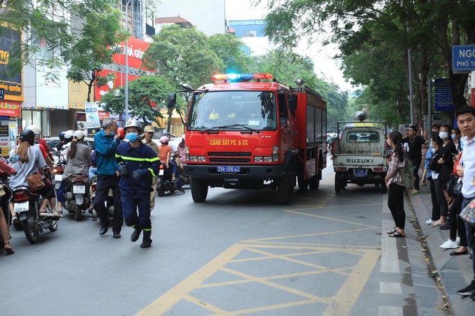 Hà Nội: Cháy lớn ở nhà hàng Nét Huế trên phố Thái Hà - Ảnh 2