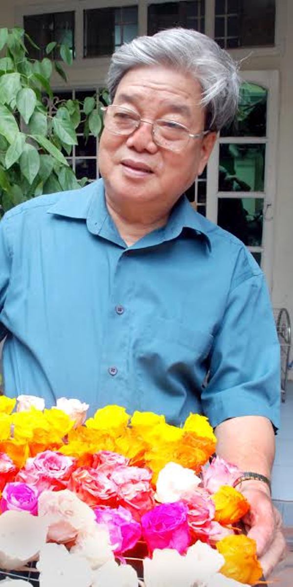 Nghệ nhân Nhân dân Hà Nội giữ hồn cho hoa khô - Ảnh 1