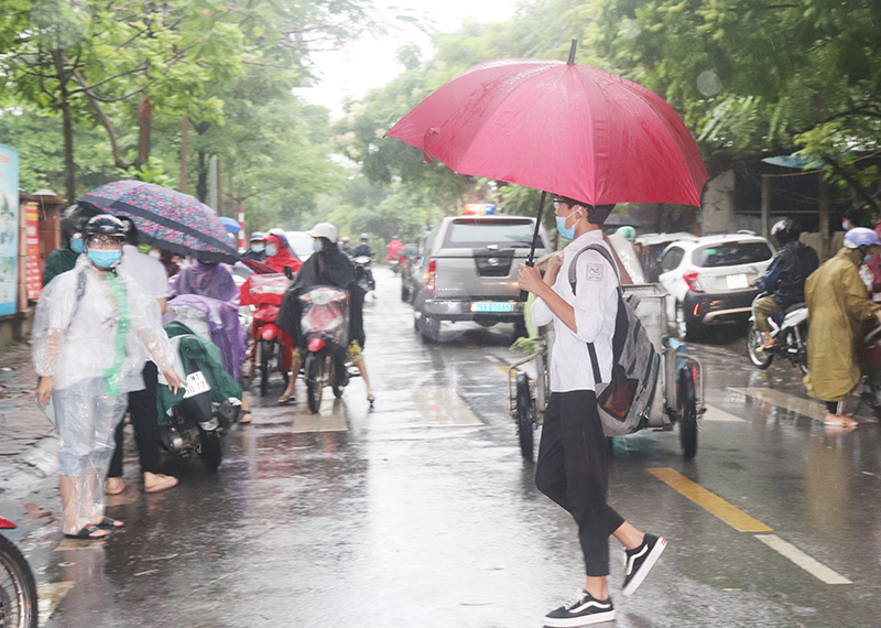 Sáng nay, 2.822 thí sinh quận Bắc Từ Liêm “đội mưa” thi vào lớp 10 - Ảnh 2