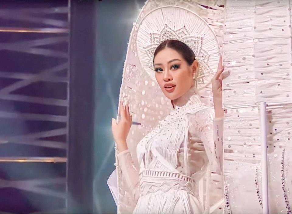 Cận cảnh màn xử lý sự cố của người đẹp Việt Nam trong phần thi trang phục dân tộc tại Hoa hậu Hoàn vũ  2021 - Ảnh 1