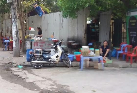 "Nóng" tình trạng vi phạm trật tự vỉa hè, lòng đường ở phường Xuân La - Ảnh 12