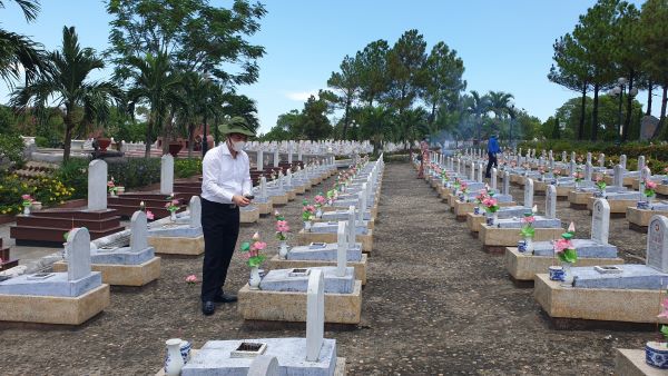 Đoàn đại biểu TP Hà Nội thăm viếng nghĩa trang liệt sĩ ở Quảng Trị, Hà Giang, Điện Biên - Ảnh 2