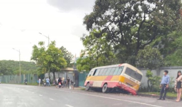Tai nạn giao thông mới nhất hôm nay (23/6): Xe 16 chỗ đâm ô tô buýt, hai hành khách bị thương nặng - Ảnh 1