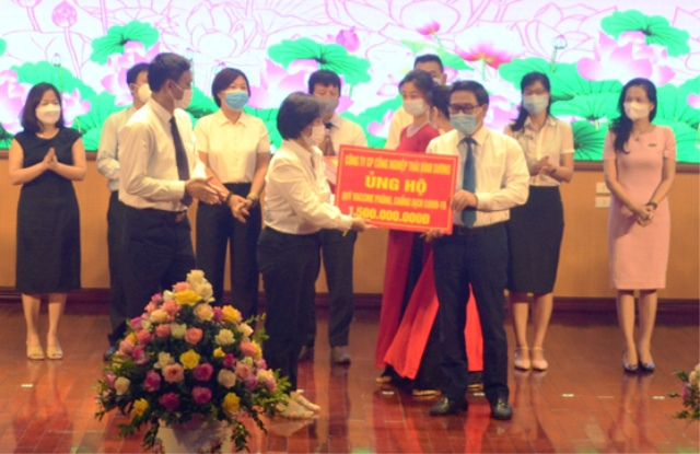 Huyện Mê Linh tiếp nhận gần 10 tỷ đồng ủng hộ Quỹ vaccine phòng chống Covid-19 - Ảnh 1