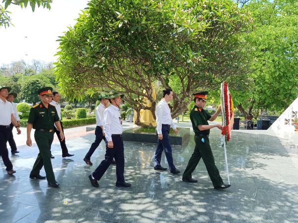 Đoàn đại biểu TP Hà Nội thăm viếng nghĩa trang liệt sĩ ở Quảng Trị, Hà Giang, Điện Biên - Ảnh 4