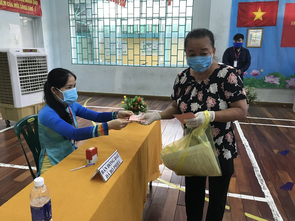 TP Hồ Chí Minh: Cử tri hào hứng đi bầu cử và chấp hành nghiêm việc phòng chống dịch Covid-19 - Ảnh 8