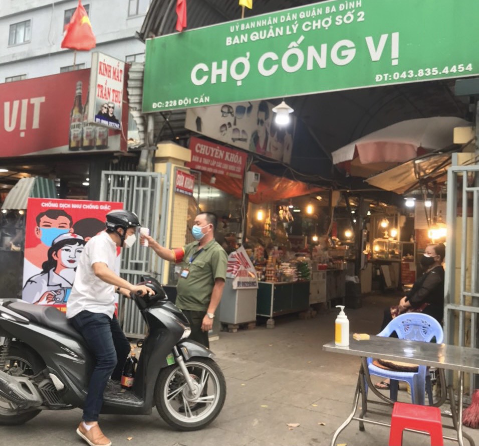 Chùm ảnh: Quận Ba Đình giải tỏa chợ tạm, chợ cóc để phòng chống dịch Covid-19 - Ảnh 6
