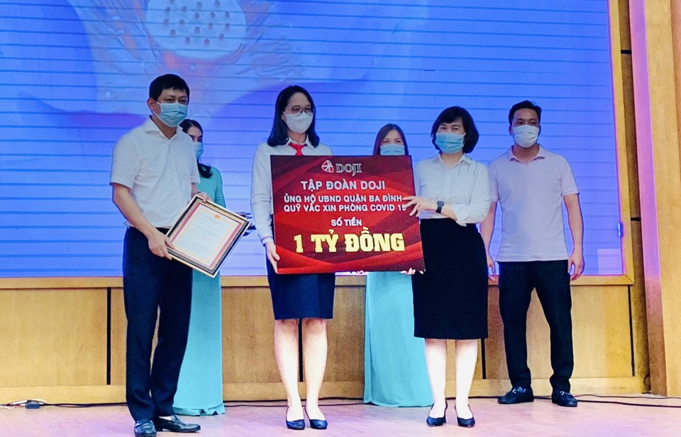 Quận Ba Đình: Hơn 3,2 tỷ đồng ủng hộ Quỹ vaccine phòng dịch Covid-19 - Ảnh 2