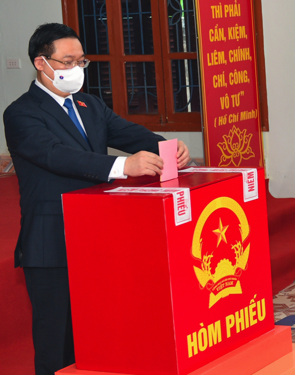 Chủ tịch Quốc hội Vương Đình Huệ, Phó Thủ tướng Chính phủ Lê Văn Thành thực hiện bầu cử tại Hải Phòng - Ảnh 1