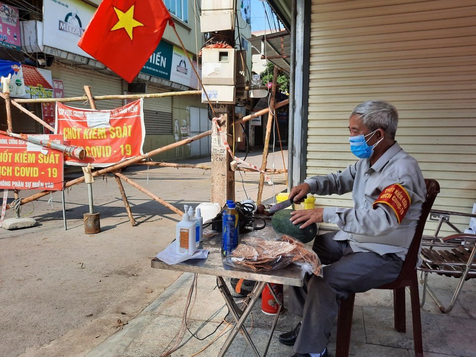 [Ảnh] Bắc Giang: Chăm lo chu đáo bữa ăn, giấc ngủ cho các lực lượng tuyến đầu chống dịch - Ảnh 15