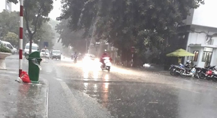 Hà Nội: Nước rút nhanh sau mưa lớn - Ảnh 1