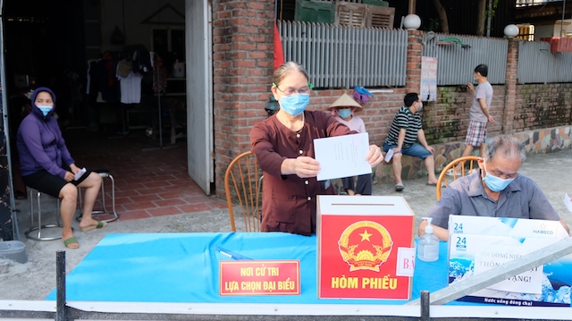 Kỳ bầu cử đặc biệt của gần 1.300 cử tri đang cách ly Covid-19 tại huyện Sóc Sơn - Ảnh 2