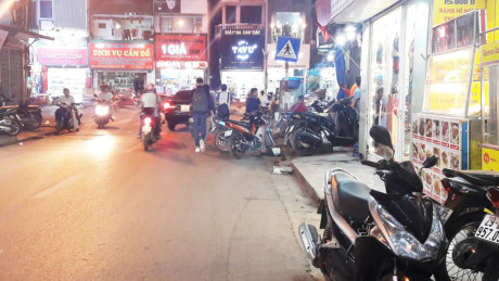 Xử lý vi phạm trật tự đô thị trên phố Tạ Quang Bửu - Ảnh 1