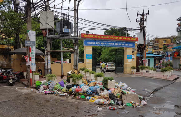 Hà Nội: Rác ngập các tuyến đường phường Tương Mai do sự cố thu gom - Ảnh 5