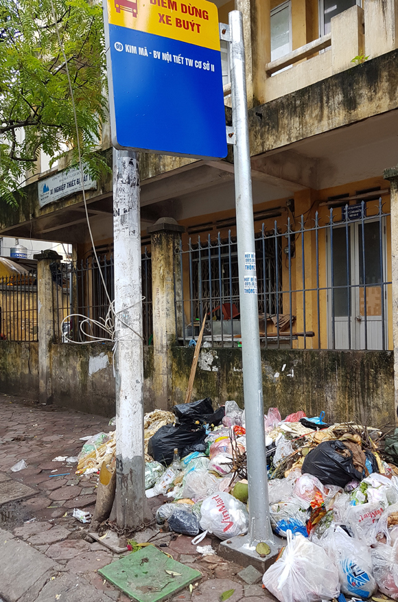 Hà Nội: Rác ngập các tuyến đường phường Tương Mai do sự cố thu gom - Ảnh 4