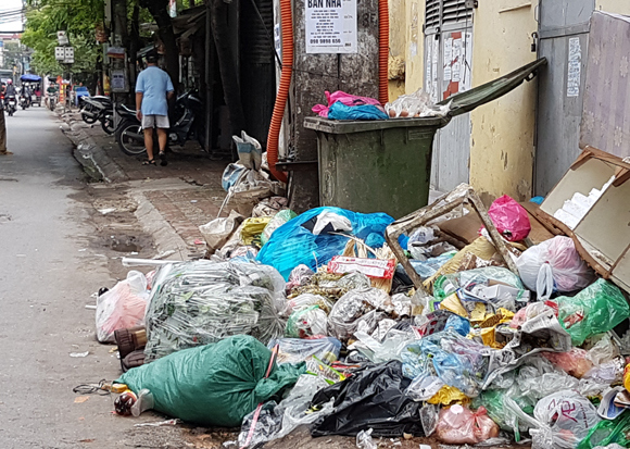 Hà Nội: Rác ngập các tuyến đường phường Tương Mai do sự cố thu gom - Ảnh 7