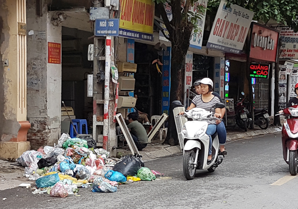 Hà Nội: Rác ngập các tuyến đường phường Tương Mai do sự cố thu gom - Ảnh 6