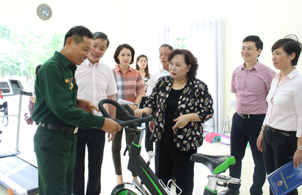 Chủ tịch HĐND TP Nguyễn Thị Bích Ngọc thăm, tặng quà người có công - Ảnh 2