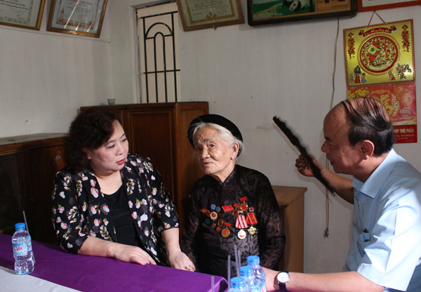 Chủ tịch HĐND TP Nguyễn Thị Bích Ngọc thăm, tặng quà người có công - Ảnh 3