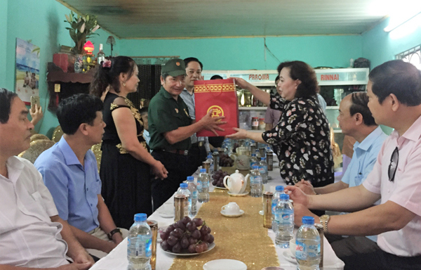 Chủ tịch HĐND TP Nguyễn Thị Bích Ngọc thăm, tặng quà người có công - Ảnh 4