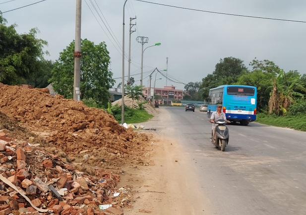 Tại xã Tam Hưng, huyện Thanh Oai: Hành lang giao thông biến thành bãi vật liệu, phế thải - Ảnh 1