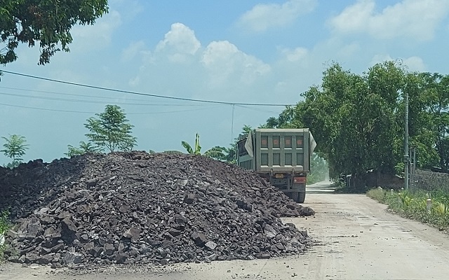 Huyện Ứng Hòa: Rủi ro giao thông, ô nhiễm môi trường vì xe chở đất - Ảnh 1