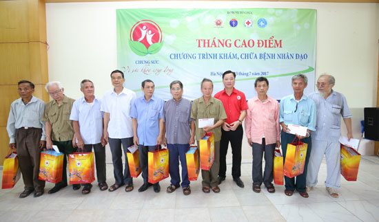 Hội Chữ thập đỏ Hà Nội khám, chữa bệnh cho các gia đình chính sách huyện Sóc Sơn - Ảnh 1