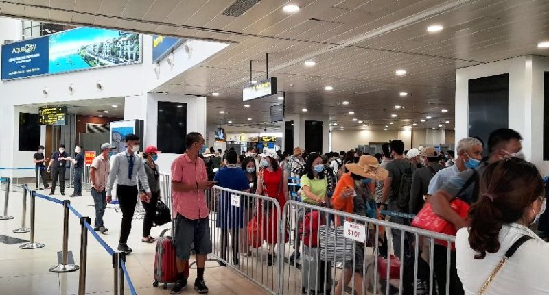 Cận cảnh Sân bay Nội Bài trong cao điểm ngày đầu nghỉ lễ - Ảnh 13