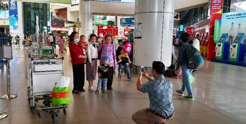 Cận cảnh Sân bay Nội Bài trong cao điểm ngày đầu nghỉ lễ - Ảnh 8