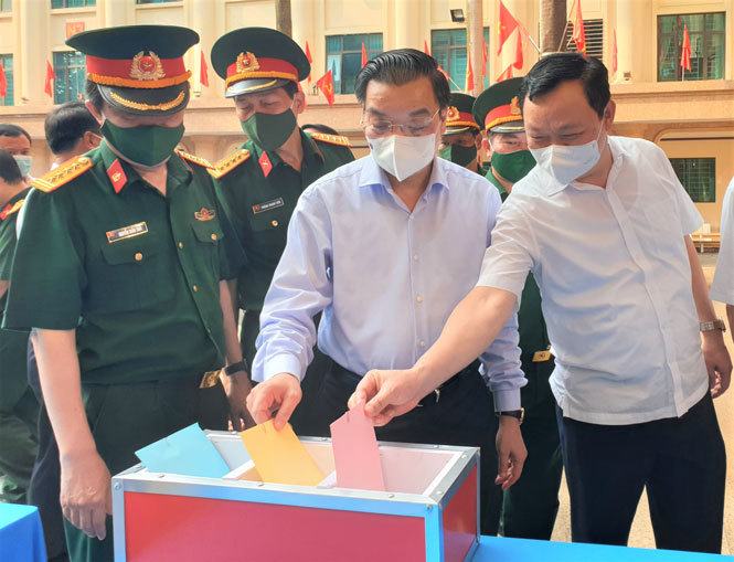 Chủ tịch UBND TP Hà Nội Chu Ngọc Anh kiểm tra công tác bầu cử tại quận Đống Đa - Ảnh 3