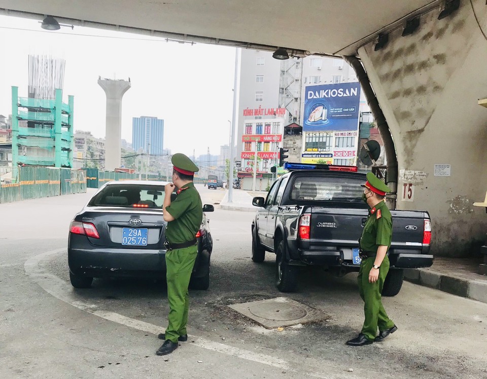 Chùm ảnh: Quận Thanh Xuân tăng cường kiểm tra, xử lý các trường hợp vi phạm Chỉ thị 17 - Ảnh 5