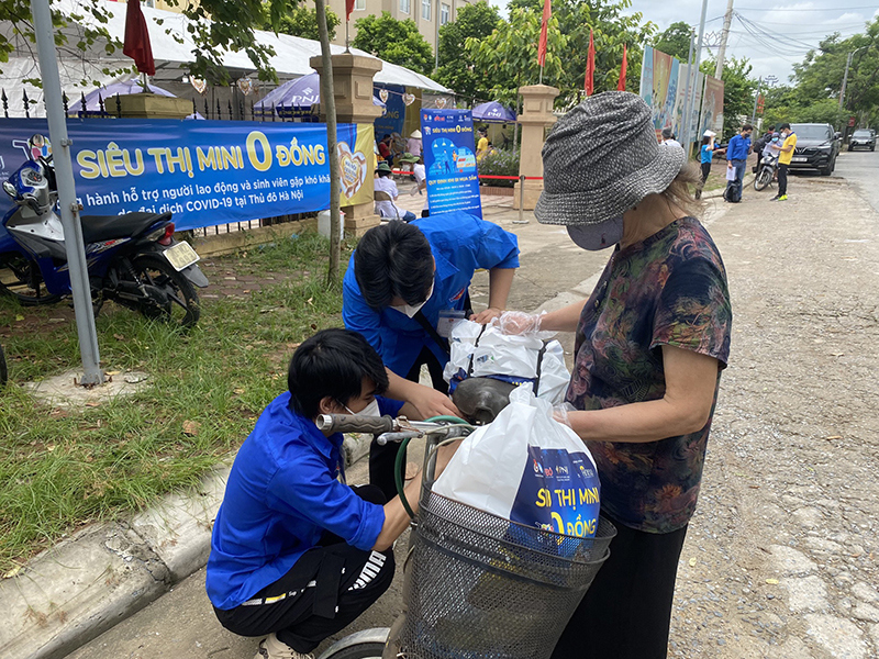Siêu thị mini 0 đồng tại Hà Nội: Lan tỏa yêu thương đến người dân khó khăn trong những ngày giãn cách - Ảnh 13