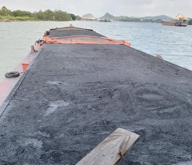 Quảng Ninh: Bắt giữ tàu vận chuyển 800 tấn xít xay không có nguồn gốc - Ảnh 1