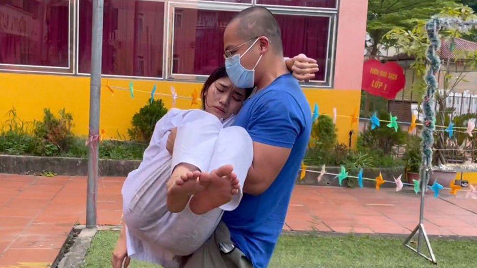 Bắc Giang: Kiệt sức, nhân viên y tế vẫn kiên cường nơi tâm dịch - Ảnh 3