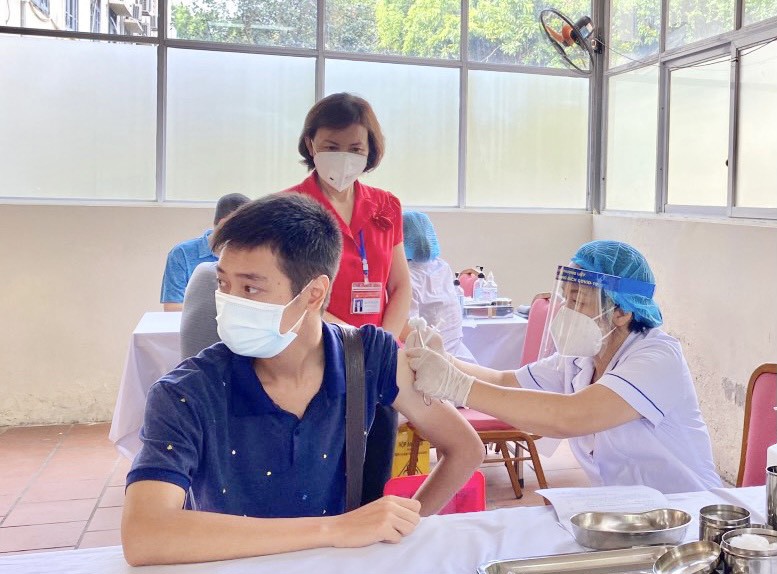Chùm ảnh: Thêm 4.919 người dân quận Thanh Xuân tiêm vaccine phòng Covid-19 - Ảnh 7
